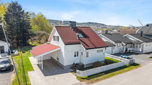Her bor du i et etablert og familievennlig nabolag, med kort gangavstand til Vigernes barneskole og flotte turområder langs Nitelva.