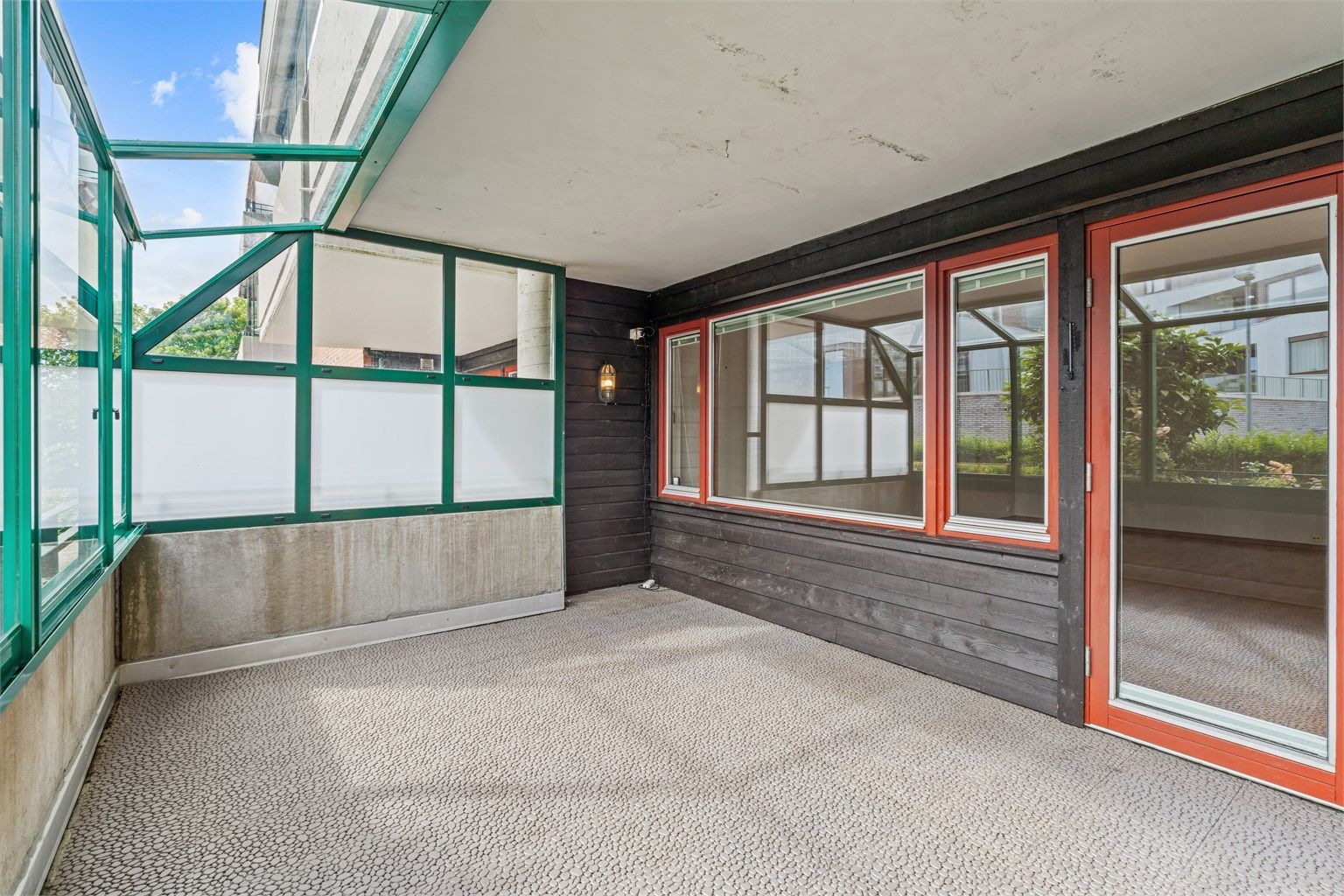 Den innglassede balkongen på ca. 16 m² gir et lunt og skjermet uterom.