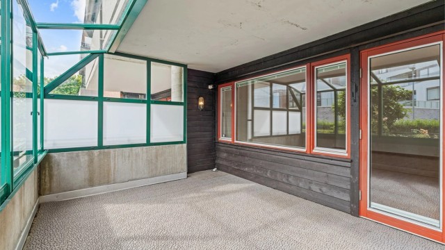 Den innglassede balkongen på ca. 16 m² gir et lunt og skjermet uterom.