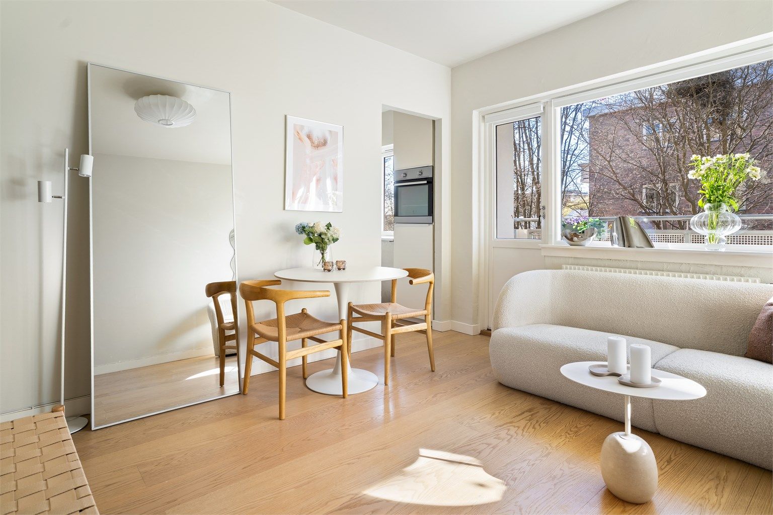 Store vindusflater som gir leiligheten et luftig særpreg og sikrer rikelig med dagslys. 