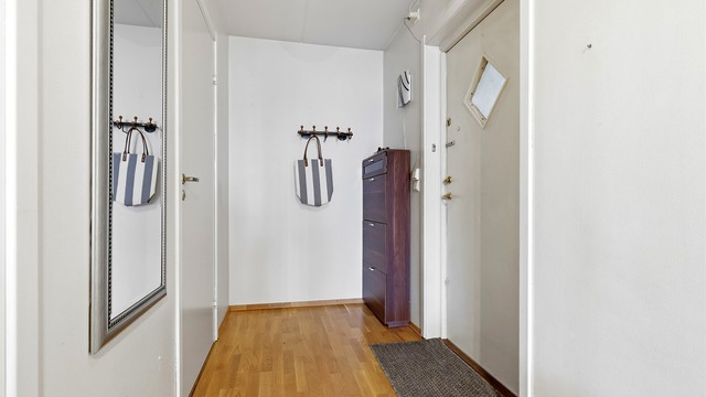 Leilighetens entré/gang har fin plass til oppsetting av garderobeskap eller som her skoskap