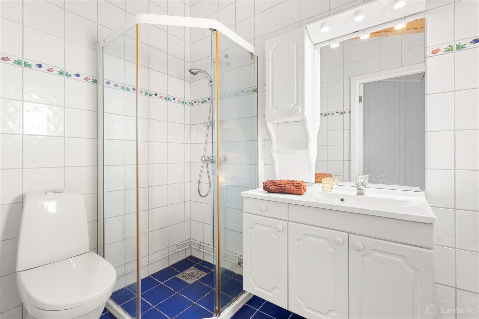 Bad 1 i 1. etasje med opplegg for vaskemaskin