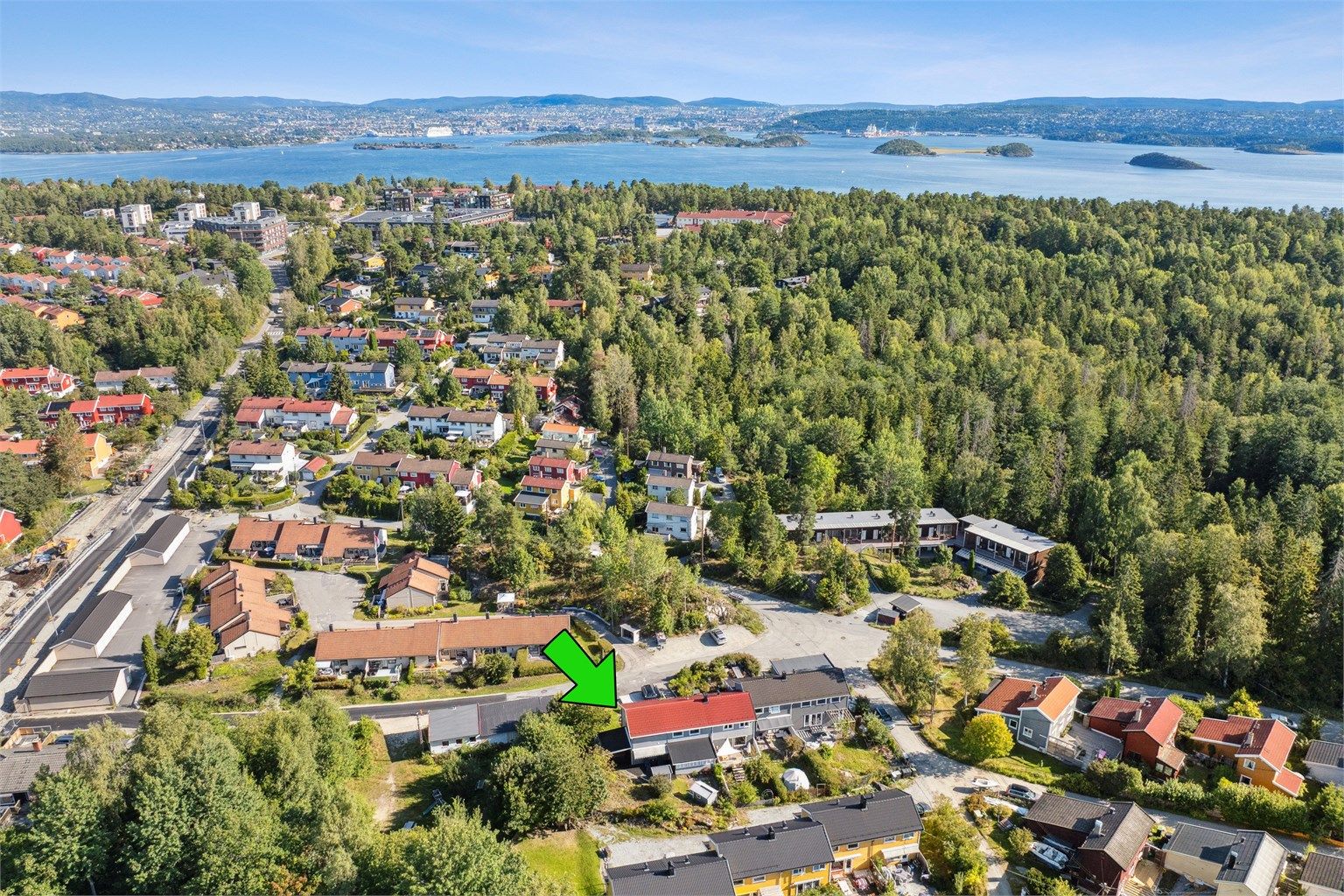 Meget sentral beliggenhet med gangavstand til Tangen senter, barne- og ungdomsskole, bademuligheter og flott turterreng i skog og mark.