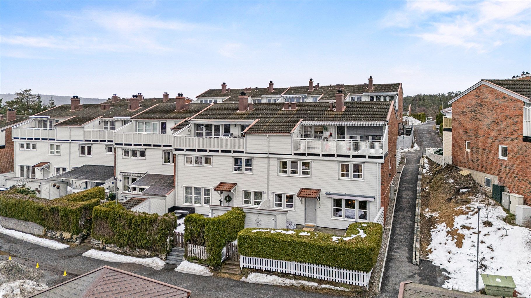 Her bor du i et barnevennlig område, med umiddelbar nærhet til Østmarka, med turstier og skiløyper kun få meter fra døren.