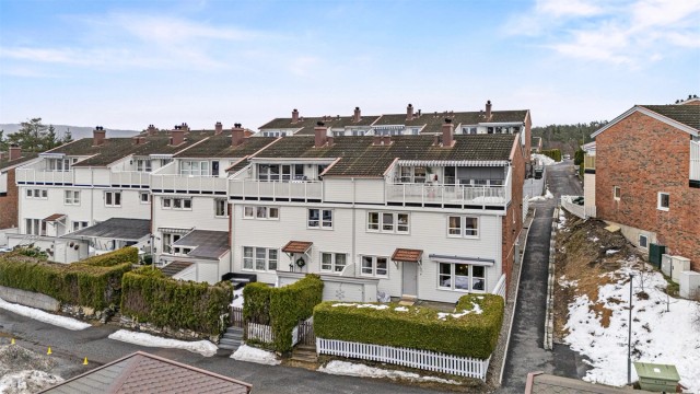 Her bor du i et barnevennlig område, med umiddelbar nærhet til Østmarka, med turstier og skiløyper kun få meter fra døren.