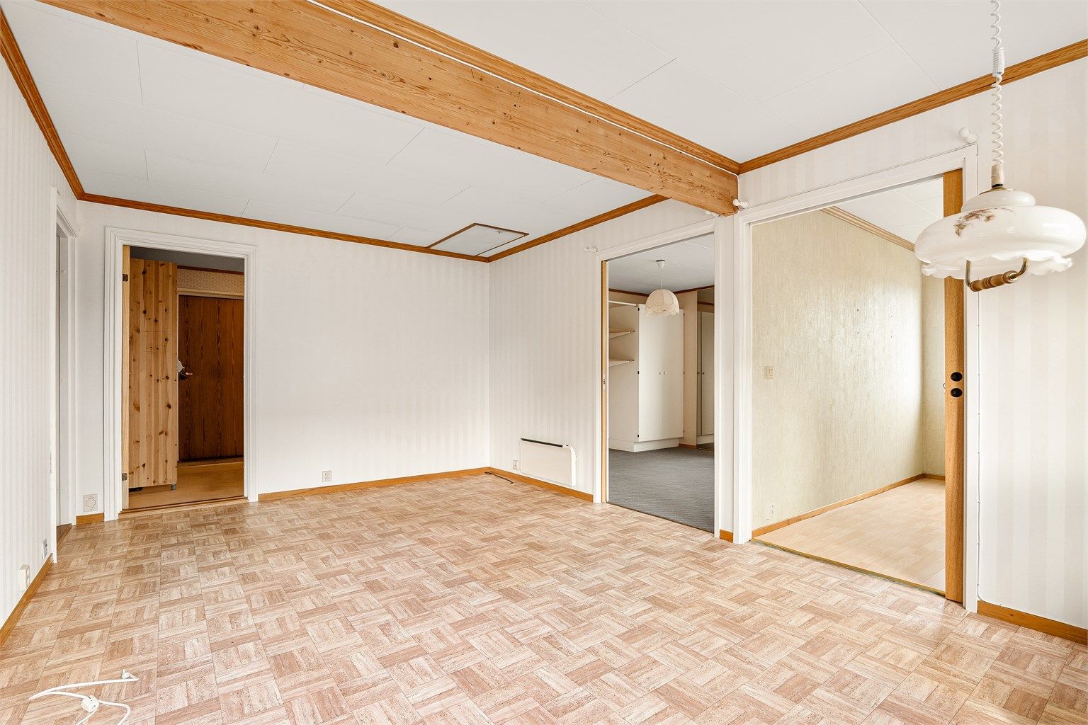 Soverommene er samlet i boligens østre side og begge forbundet med kjøkkenets spiseplass.