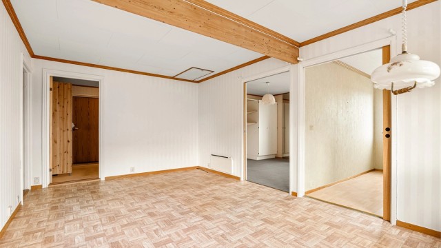 Soverommene er samlet i boligens østre side og begge forbundet med kjøkkenets spiseplass.