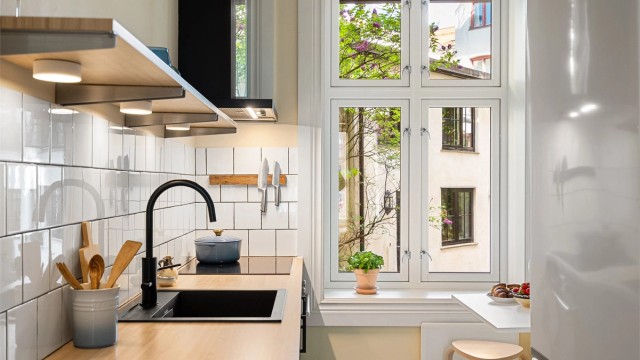Kjøkkenet vender ut mot hyggelig bakgård og foran vinduet er det et lite utslagsbord - perfekt for frokost eller raske måltider.