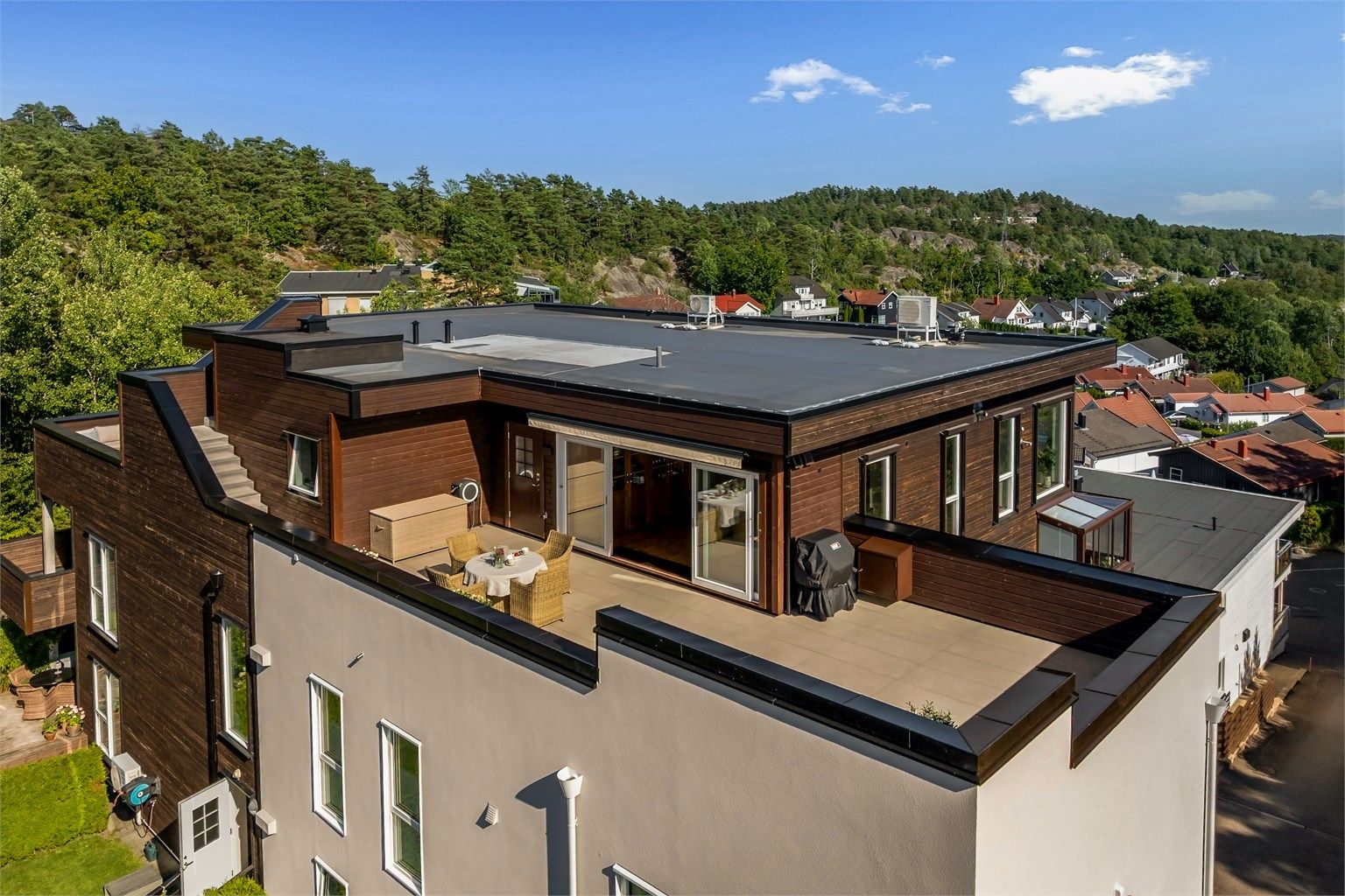 Oversiktsbilde som viser den store terrassen som strekker seg rundt leiligheten.
Foto: [KRON Media AS - Karl Filip Kronstad]