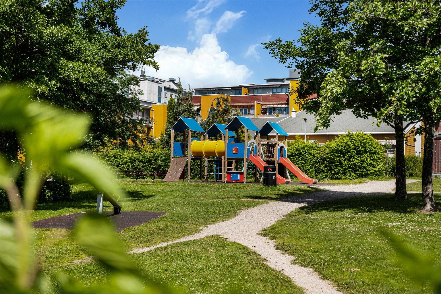 Leikeplass i midten mellom byggene felles for beboerne i Lunden hageby Vel. 