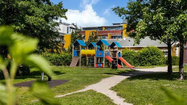 Leikeplass i midten mellom byggene felles for beboerne i Lunden hageby Vel.