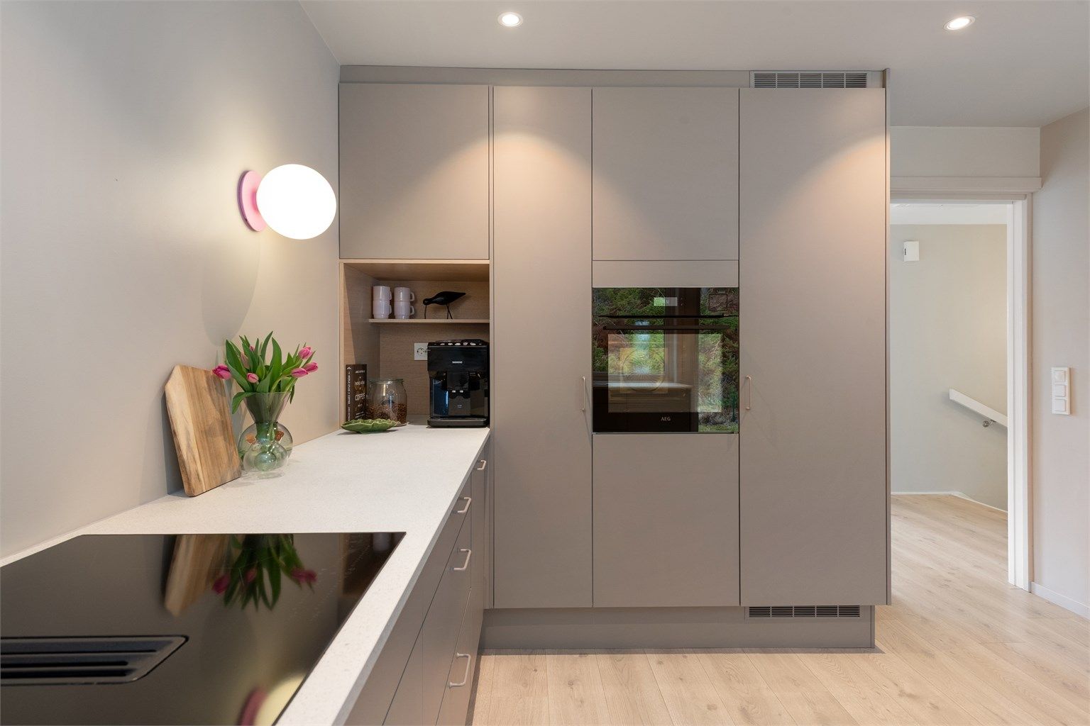 Alle hvitevarer er integrerte, inkludert stekeovn, platetopp, oppvaskmaskin og kjøleskap med fryser.