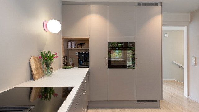 Alle hvitevarer er integrerte, inkludert stekeovn, platetopp, oppvaskmaskin og kjøleskap med fryser.