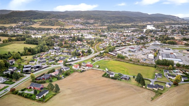 Tomtene er til sammen ca. 35 mål fordelt på tre bnr. Se gårdskart vedlagt salgsoppgaven for mer informasjon.