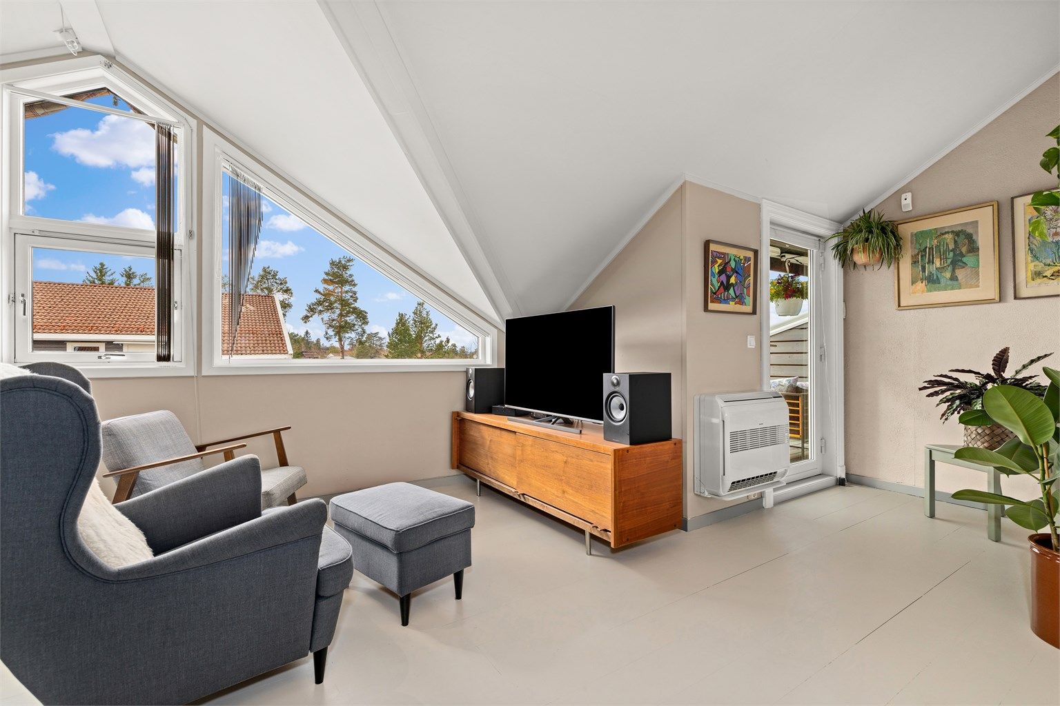 Stuen har flere møbleringssoner og direkte utgang til terrassen. Terrassedøren er fra 2015.