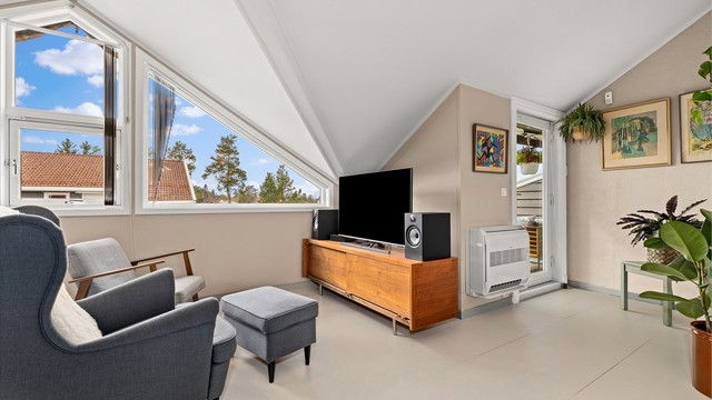 Stuen har flere møbleringssoner og direkte utgang til terrassen. Terrassedøren er fra 2015.