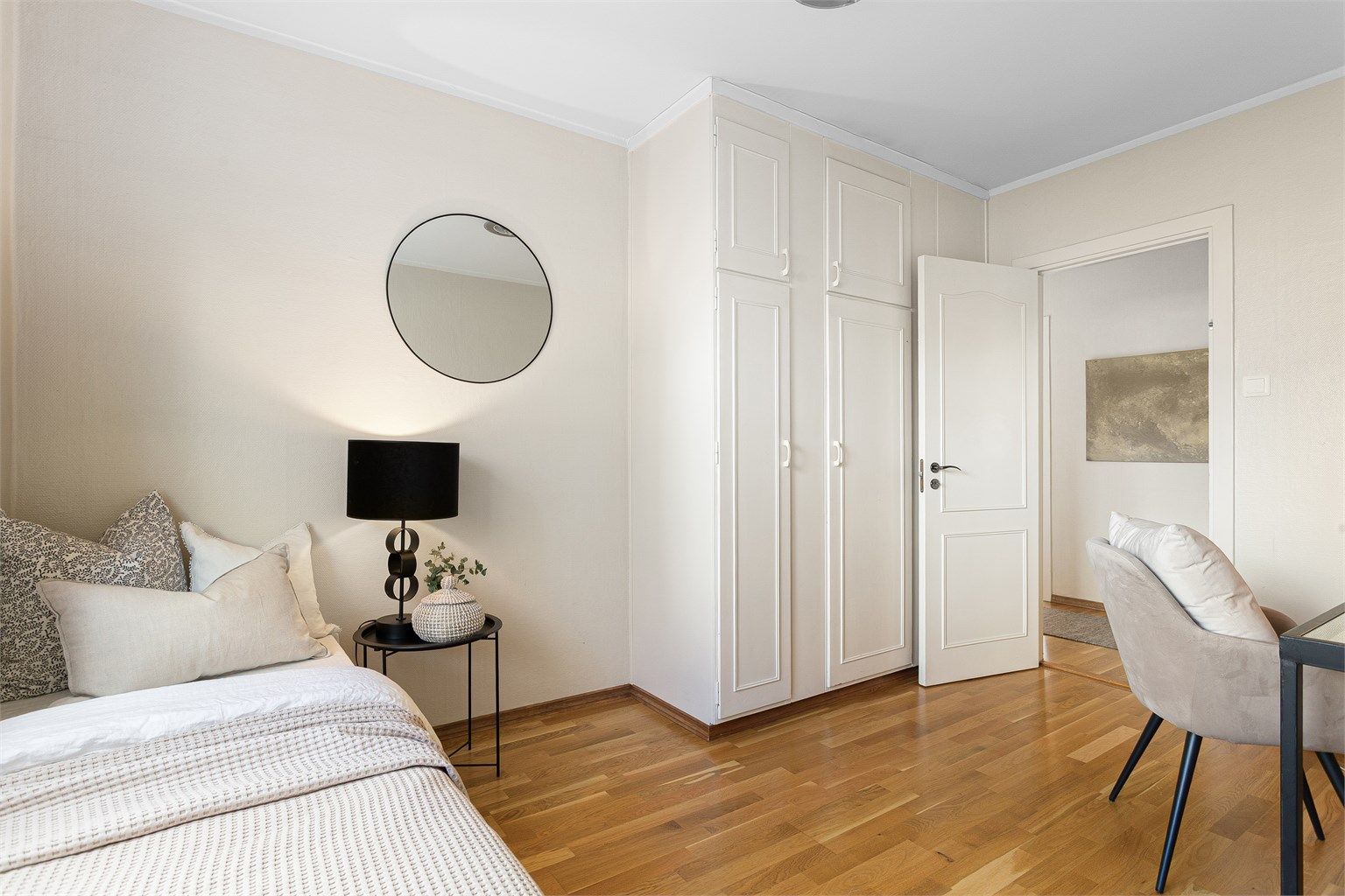 Soverom 2 med garderobeskap