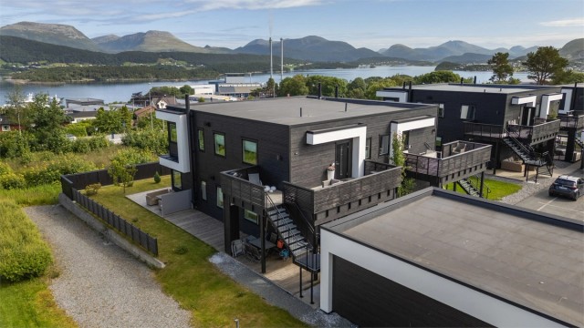 Fasade sydvest og terrasse ved inngangsparti