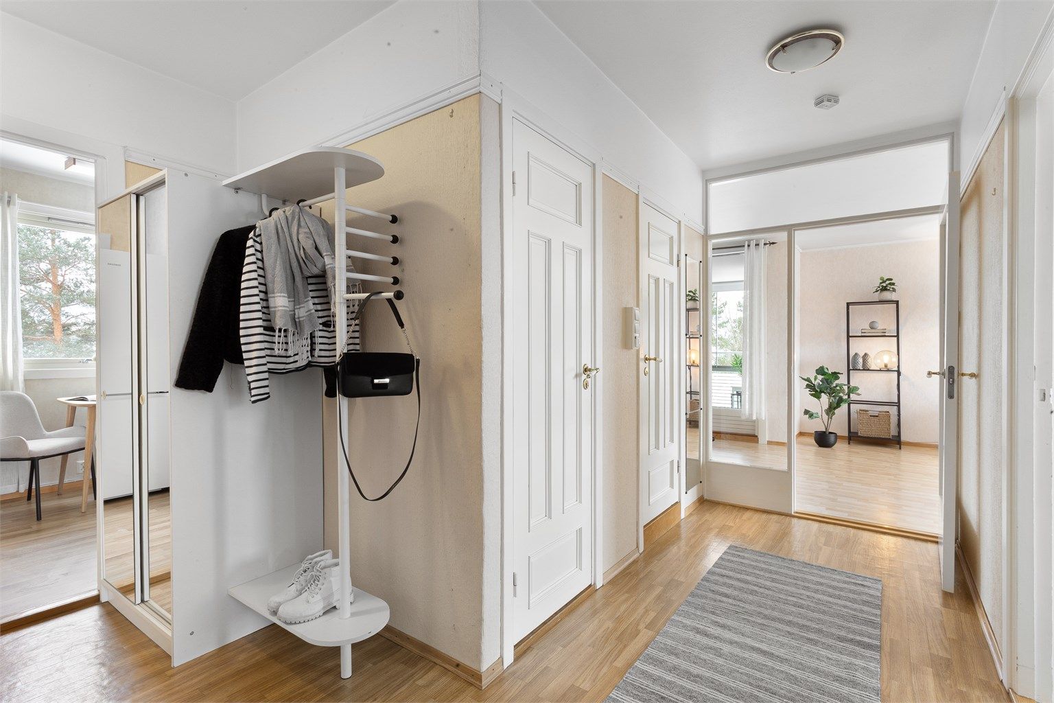 Romslig gang med garderobeskap og opphengs muligheter. 