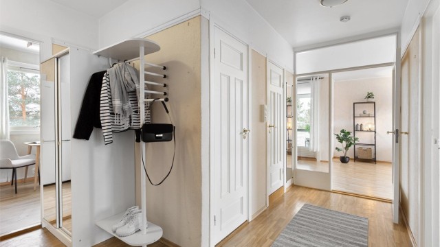 Romslig gang med garderobeskap og opphengs muligheter.