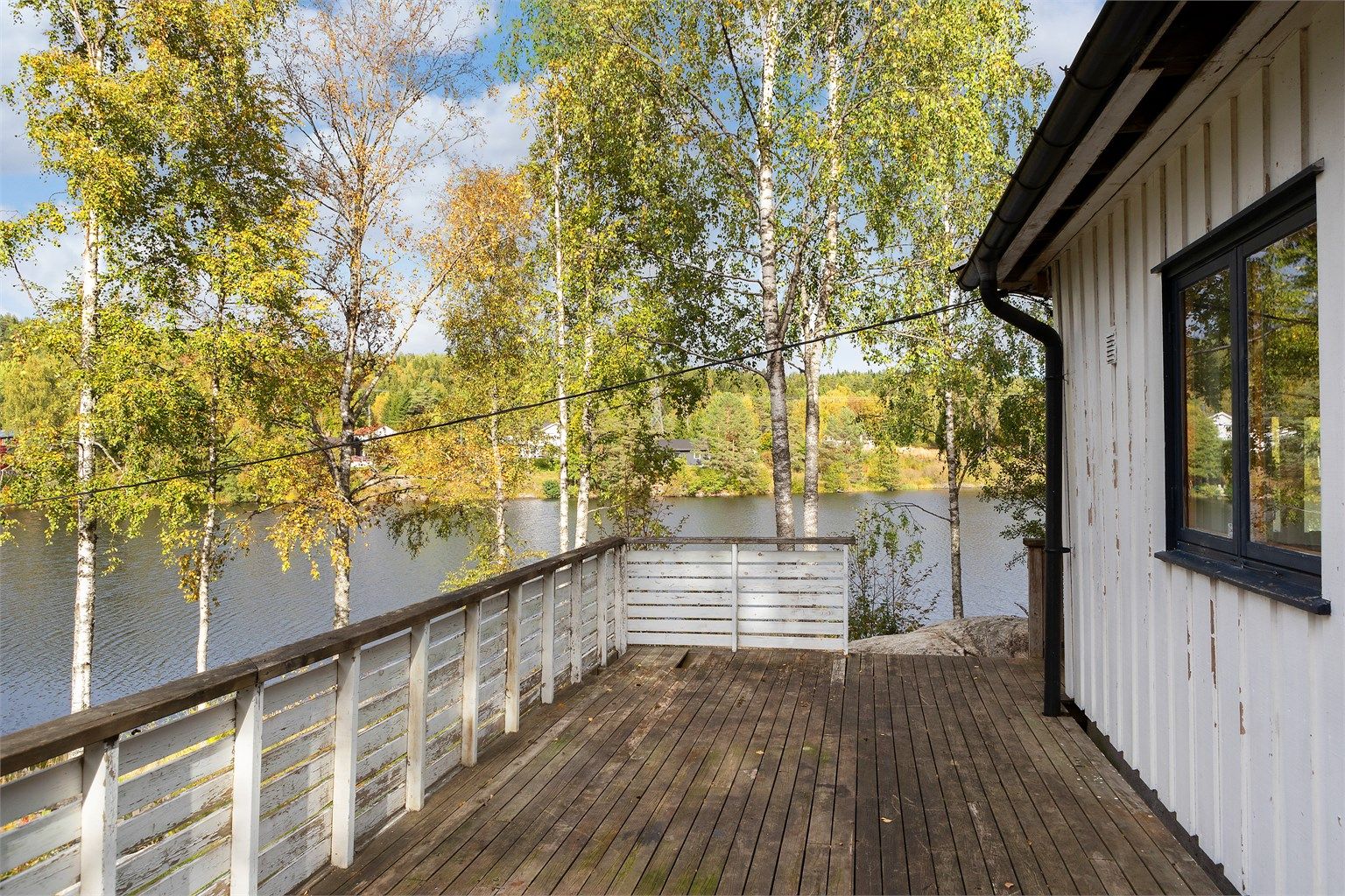 Markterrasse i trekonstruksjoner med rekkverk og åpen utsikt over Bindingsvannet.