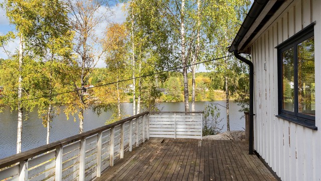 Markterrasse i trekonstruksjoner med rekkverk og åpen utsikt over Bindingsvannet.