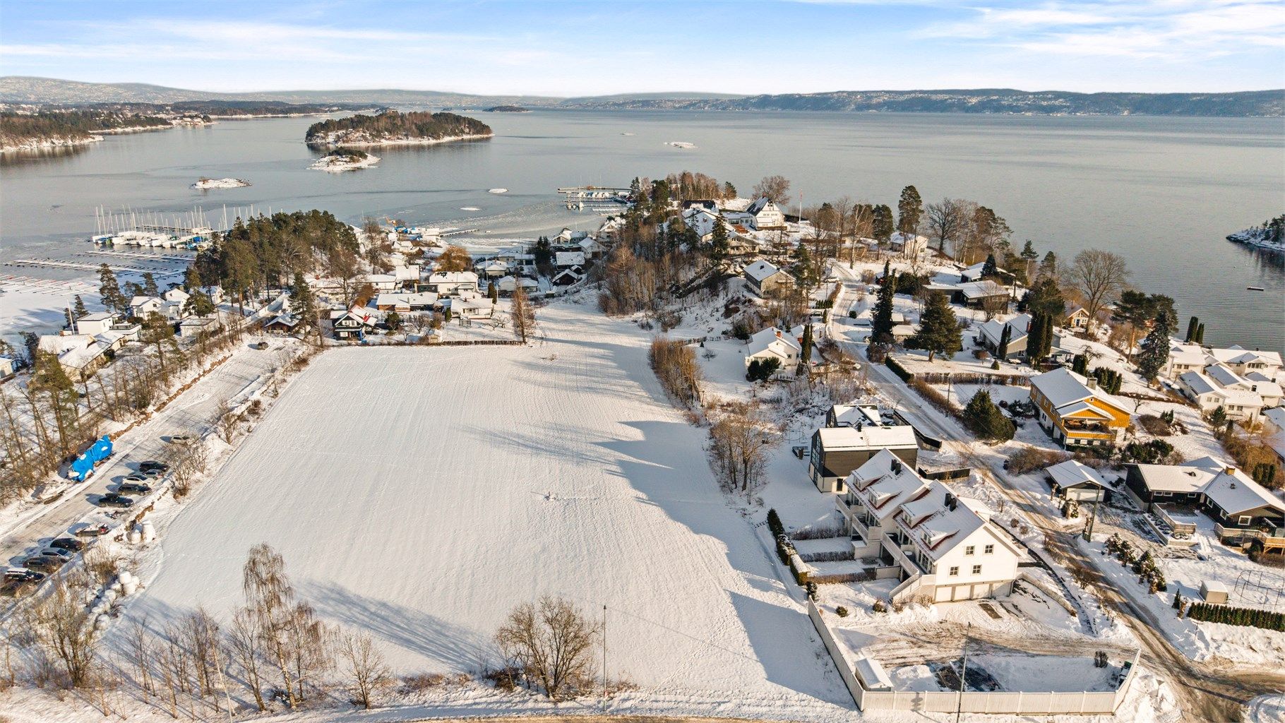 Boligen ligger like utenfor Vollen i Asker kommune. Eiendommen ligger solrikt til, få minutters gange fra vannkanten i koselige Sjøvollbukta og i gangavstand til strand.