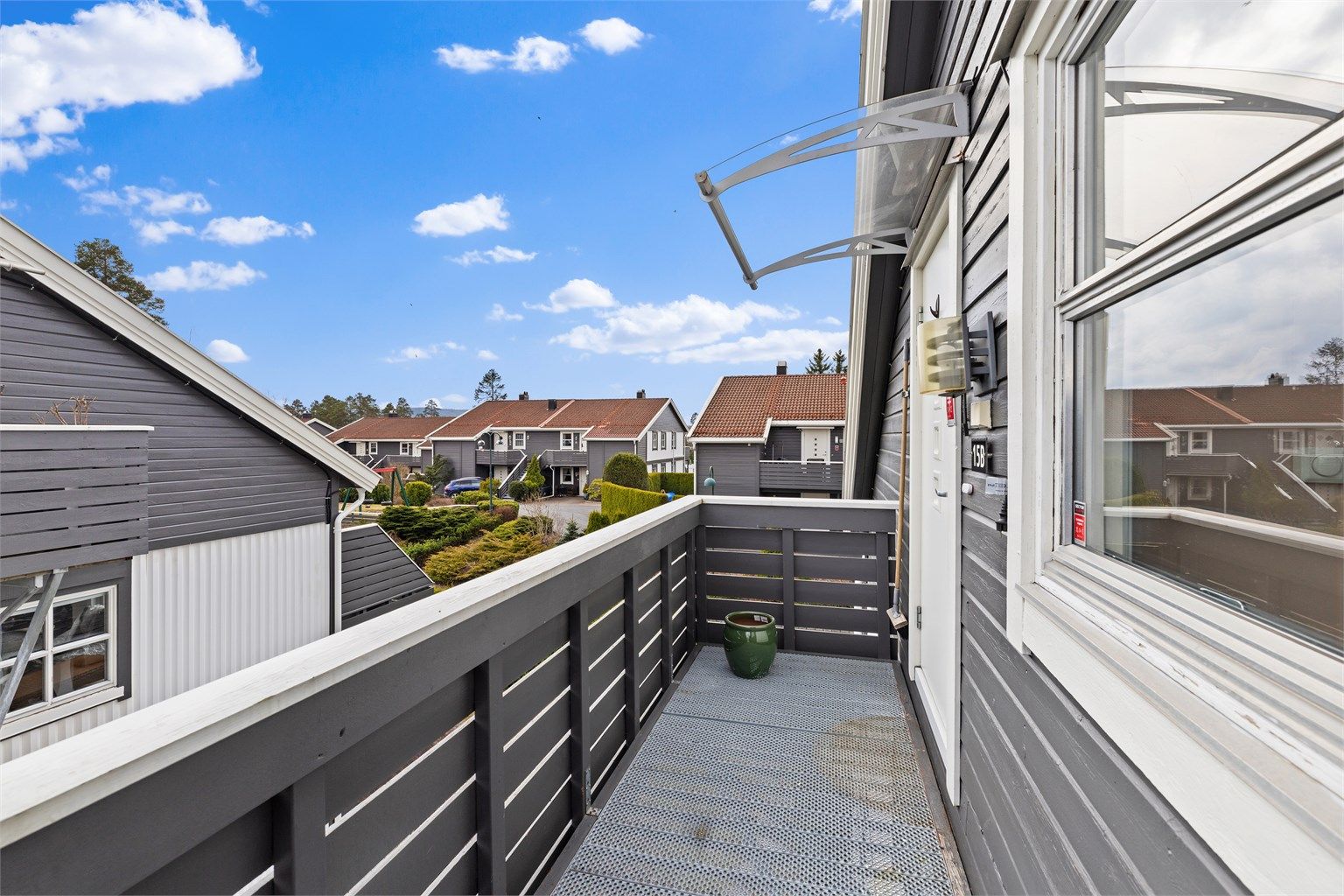 Ved inngangspartiet er det en hyggelig velkomstterrasse.