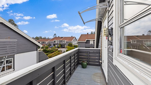 Ved inngangspartiet er det en hyggelig velkomstterrasse.