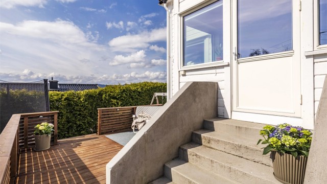 Herlig sydvest vendt terrasse på 16 kvm med trapp ned til hagen