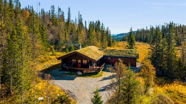 Stor familiehytte med flott utsikt mot omkransende fjelltopper.