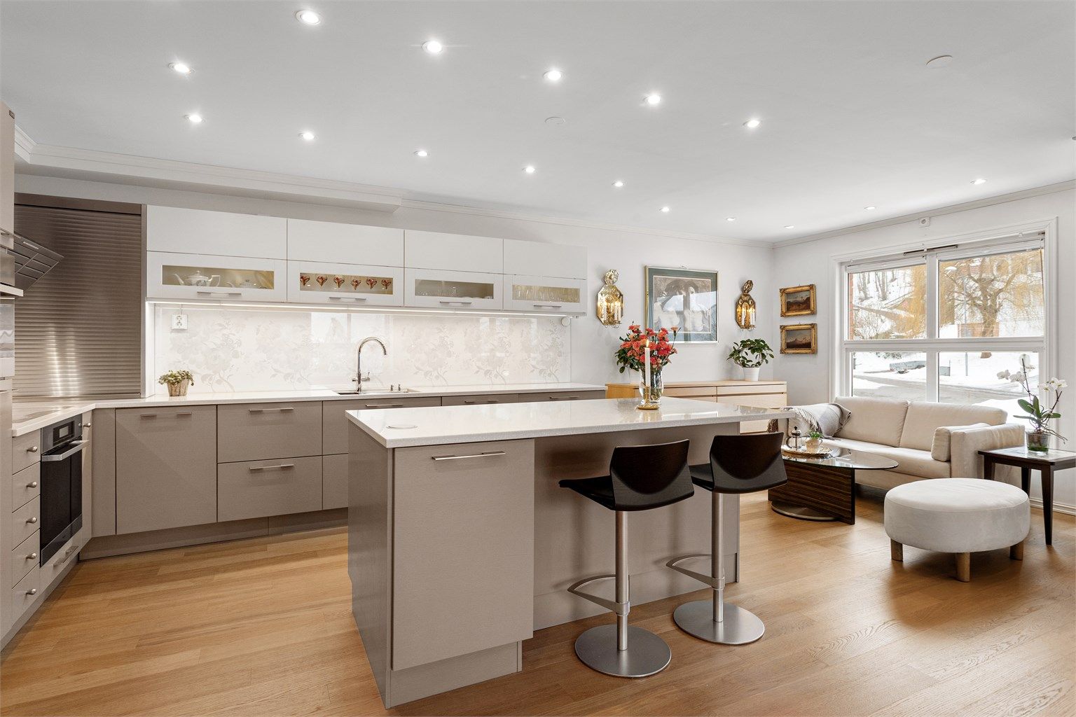 Kjøkkenet fra Huseby (2011) har en praktisk kjøkkenøy som fungerer som et naturlig samlingspunkt.