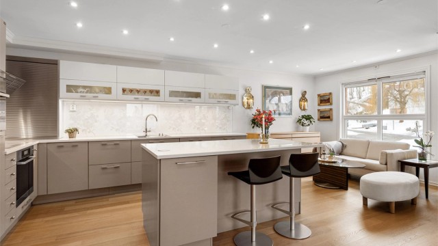 Kjøkkenet fra Huseby (2011) har en praktisk kjøkkenøy som fungerer som et naturlig samlingspunkt.