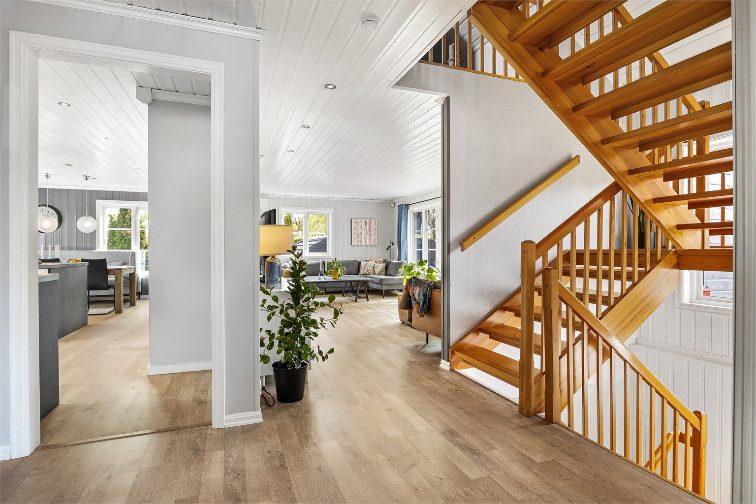 Den lakkerte tretrappen med rekkverk forbinder boligens tre plan.