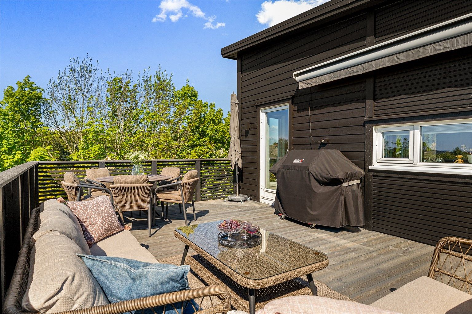 Stor, vestvendt terrasse med gode solforhold og god plass til både spise- og sofagruppe.