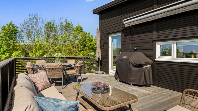Stor, vestvendt terrasse med gode solforhold og god plass til både spise- og sofagruppe.