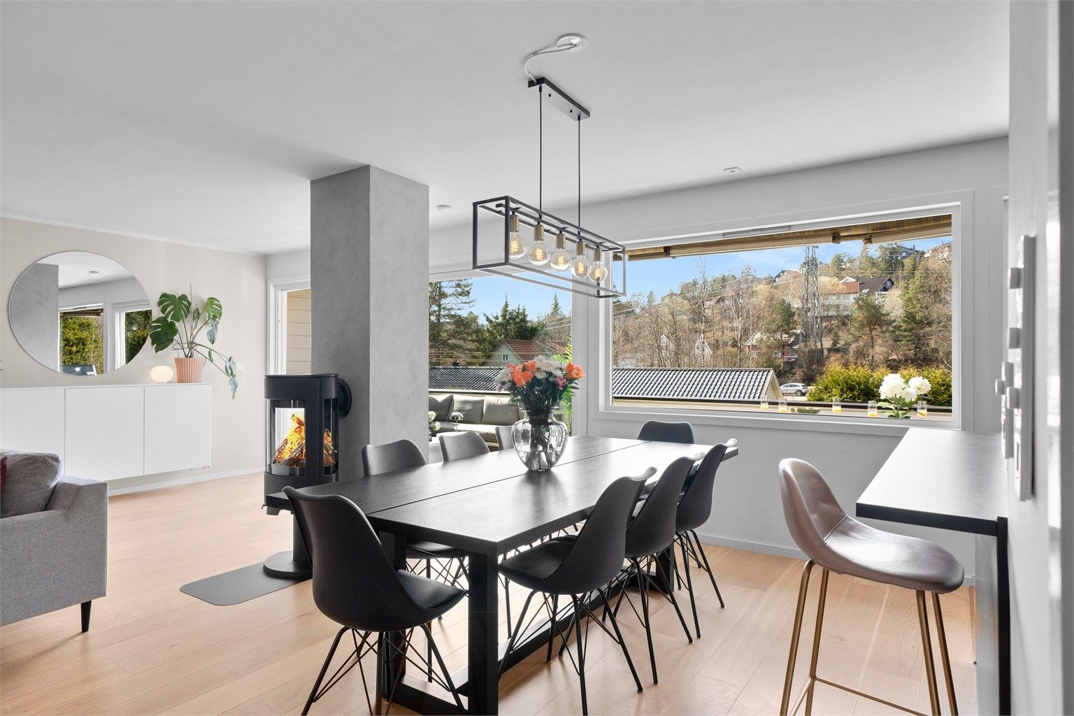 Spisestue og fin løsning med frokostbar på kjøkken