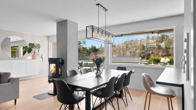 Spisestue og fin løsning med frokostbar på kjøkken