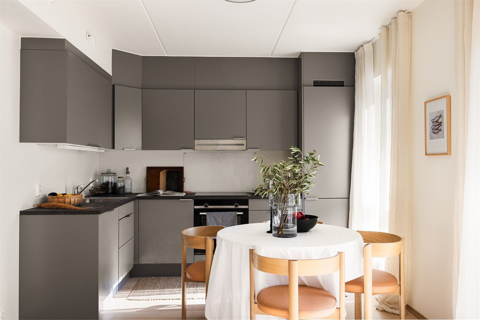 Stilrent og fresh kjøkken fra Norema med glatte fronter og integrerte, medfølgende hvitevarer