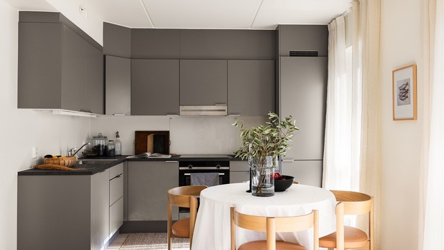 Stilrent og fresh kjøkken fra Norema med glatte fronter og integrerte, medfølgende hvitevarer