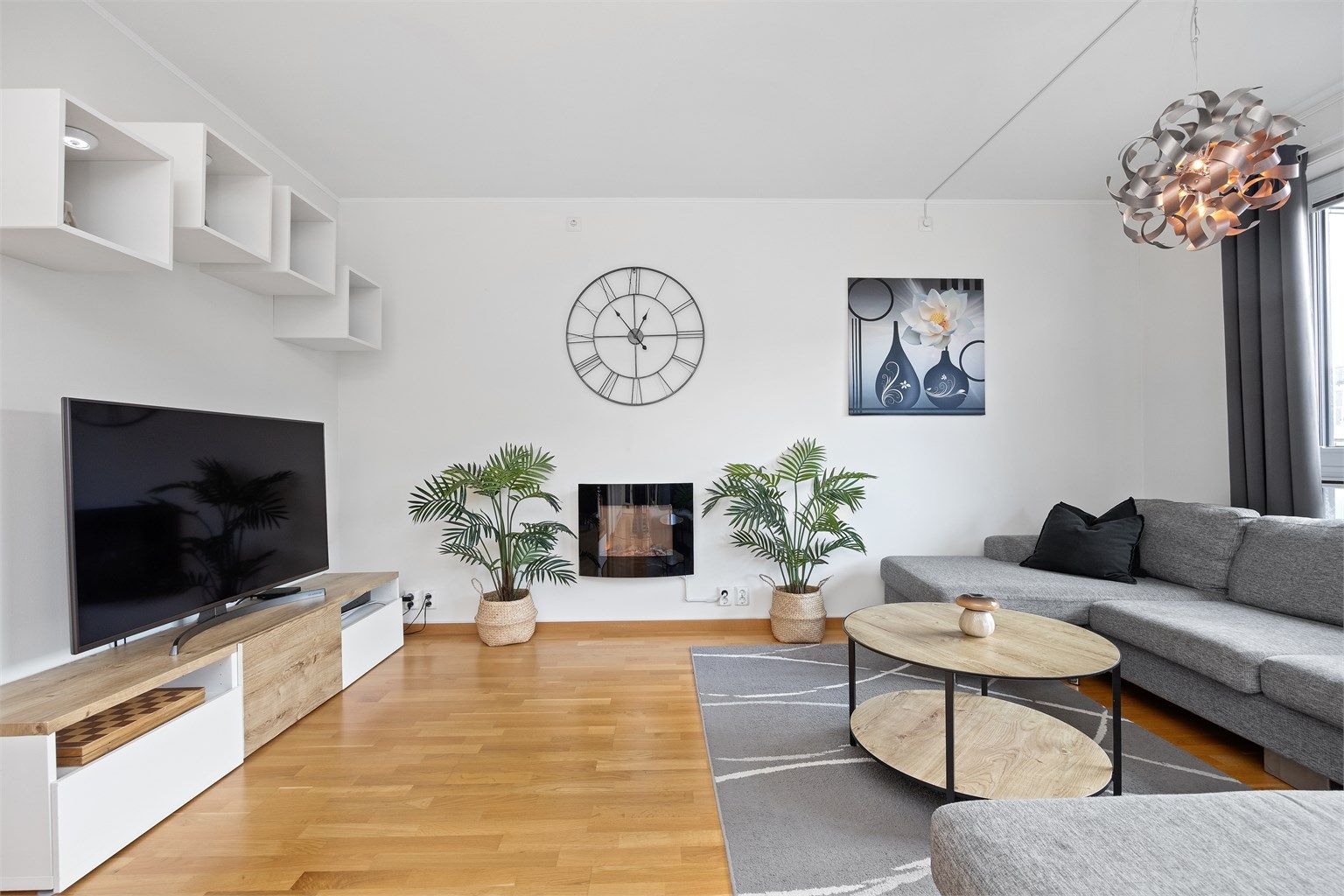 Trivelig stue med god romfølelse. Rommet har store vinduer som gir mye naturlig lys