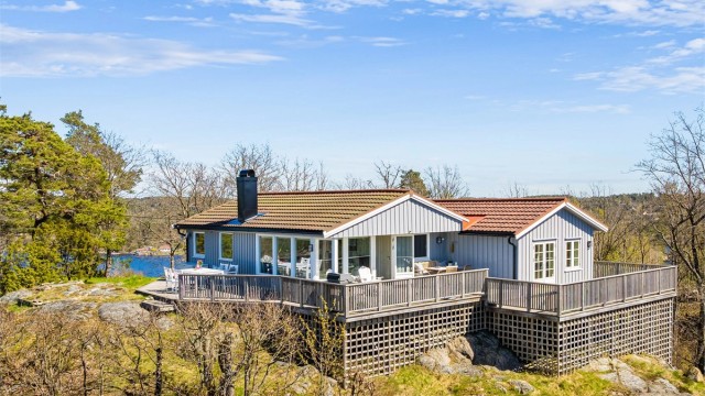 En betydelig påkostet fritidsbolig, høyt og usjenert beliggende på toppen av Tverrdalsøya med utsikt mot fjorden.