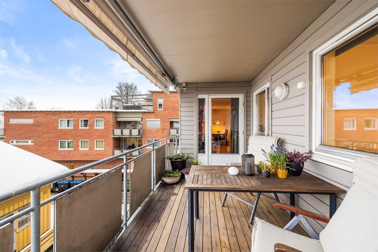 Fra stuen er det utgang til en romslig balkong med god plass til utemøbler.