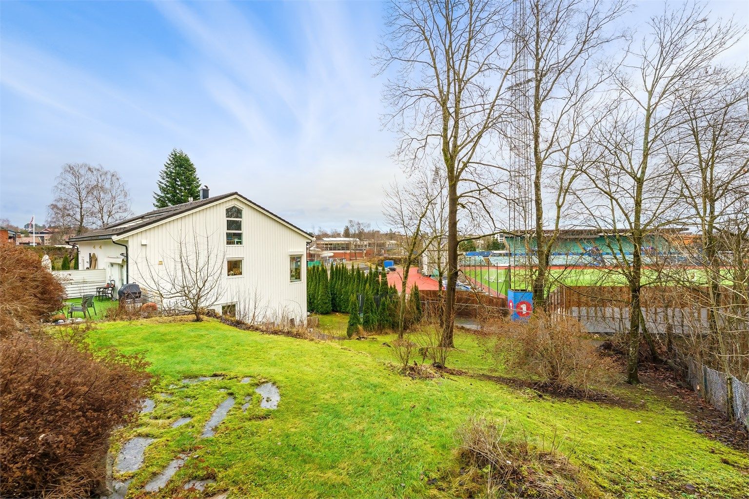 Hagen byr på store plenarealer for lek og aktivitet.