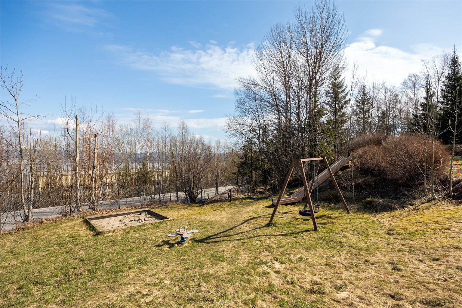I umiddelbar nærhet finnes lekeplass og grøntområder, og bussholdeplass er kun 2 minutter unna.