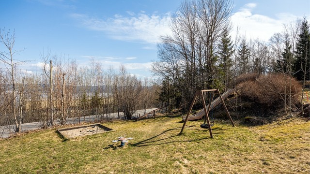 I umiddelbar nærhet finnes lekeplass og grøntområder, og bussholdeplass er kun 2 minutter unna.