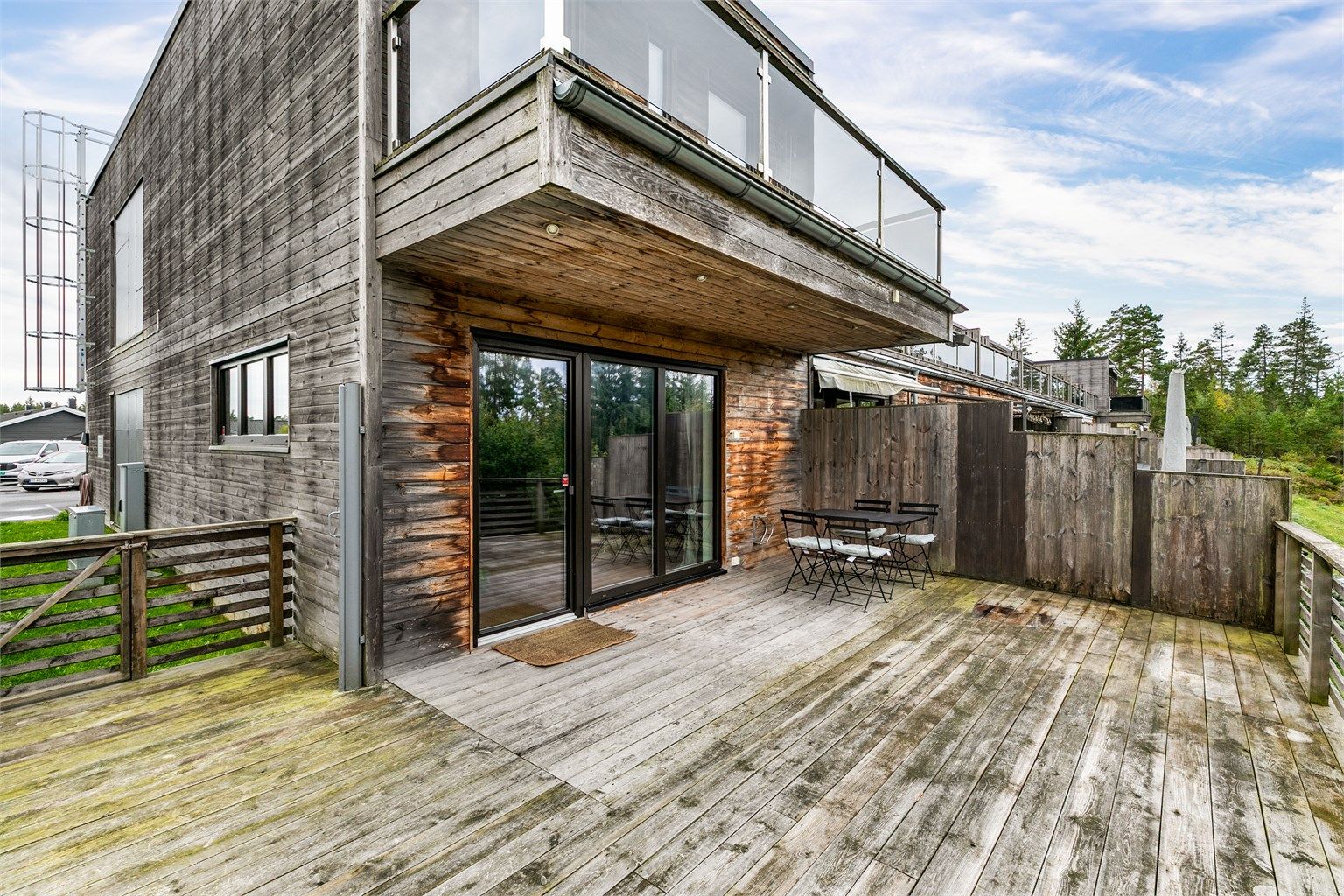 Terrassen og balkongen har et samlet areal på hele 46 kvm. som er spesielt prisverdig i den varme årstiden.