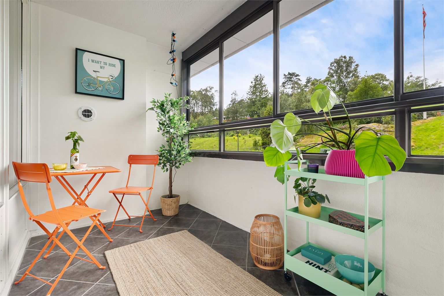 - Lun og solrik, innglasset balkong med god plass til sittegruppe - 