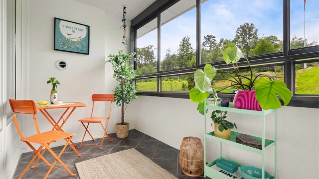 - Lun og solrik, innglasset balkong med god plass til sittegruppe -