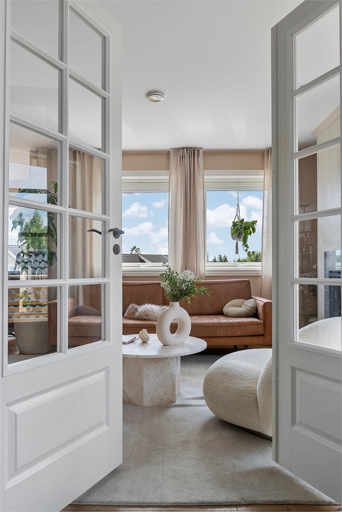 I 1. etasje kommer man inn i stuen gjennom doble fløydører